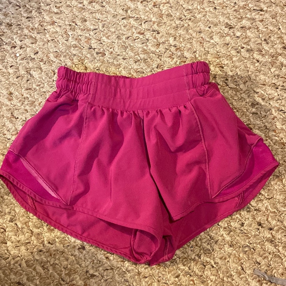 Lululemon Hotty Hots 2.5 low rise! Color: Ripened Raspberry! Barley worn.